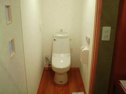 リフォームなら京都株式会社竹内商店　築80年の家に最新設備を設置工事　トイレ施工後