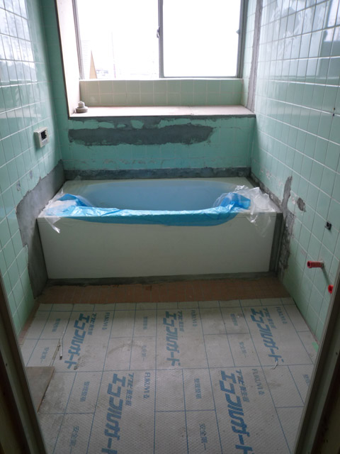 京都　リフォーム　浴室壁塗装　施工前�@