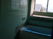 京都　リフォーム　浴室壁塗装　施工前�B